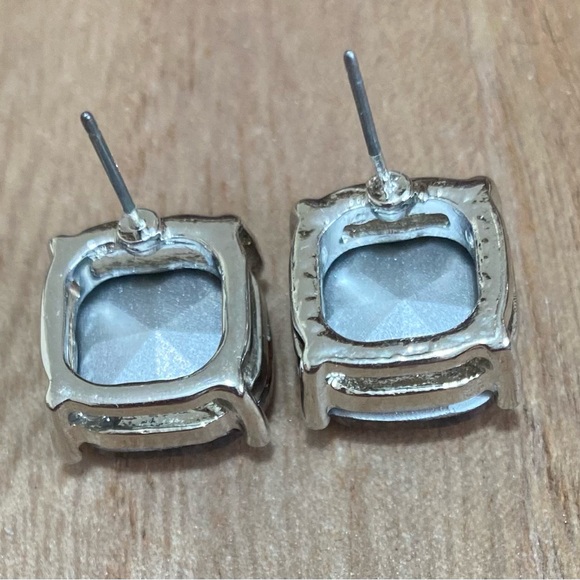 🎉❤️ Ellie Cushion Cut Earrings - Picture 3 of 4